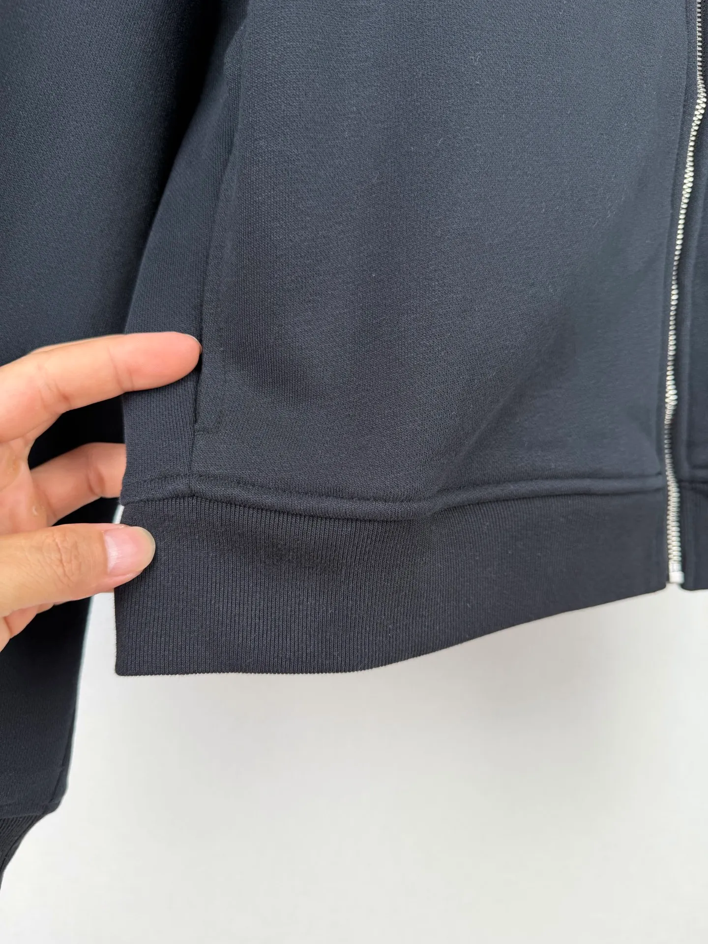 ACNE Studios embroidered logo zipper jacket. Customized cloud velvet double-ply soft cotton. Draped and crisp. The cloud is soft and skin-friendly. It is as quiet and melancholy as the deep sea mist blue. It smudges a collection-level luxury and elegance in silence. The echoing floral embroidery logo on the front and back is embroidered with fine silk thread to create the unique luxury logo totem of Acne Studios. It inherits the minimalist core of Scandinavia and integrates the edge of Retro street trend. The half-zip stand-up collar has a neat and elegant silhouette, redefining the style and aura of light luxury wear. Process 1: Using imported machine embroidery technology, using advanced computer control systems and precision mechanical components to realize the Acne Studios logo work with high precision and smooth and delicate lines. Process 2: The fabrics have been fermented and washed for better hand feel and texture. Not easy to deform, not easy to shrink, not easy to fade, and maintain long-term beauty. Accessories: Customized 1:1 Acne zipper Customized 1:1 Acne trademark Fit: Loose fit Size: S M L XL